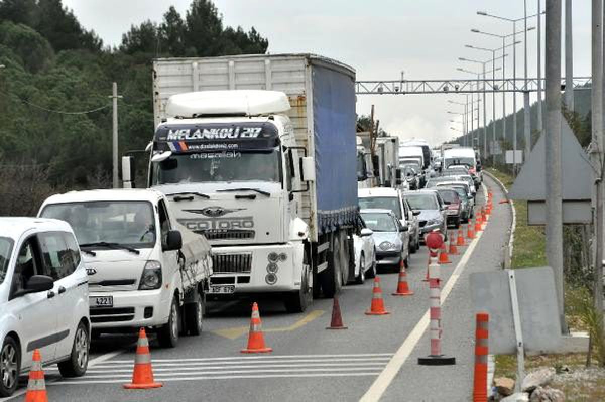 Muğla\'da, koronavirüs denetiminde 3 kilometrelik araç kuyruğu