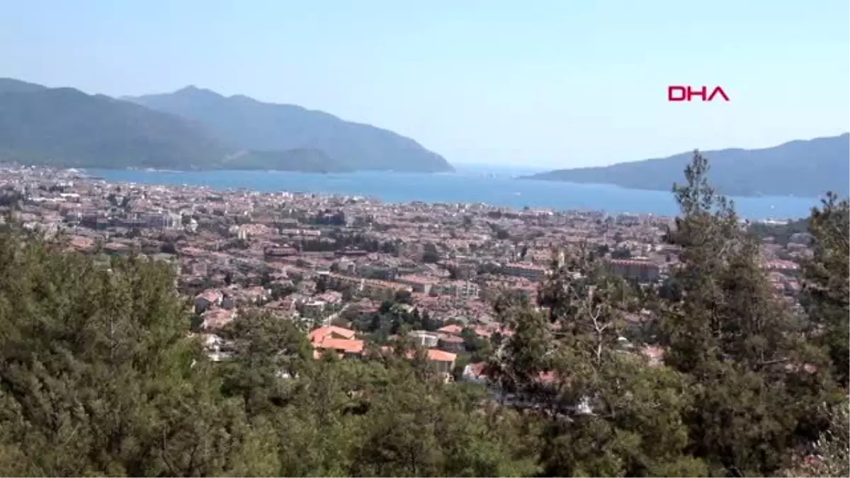 MUĞLA İskele üzerinde boya ve sıva yapan işçiler yürekleri ağza getirdi