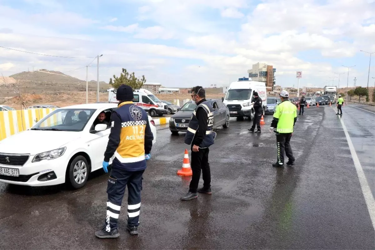 Nevşehir\'de kent girişlerinde araç sürücülerinin ateşi kontrol ediliyor