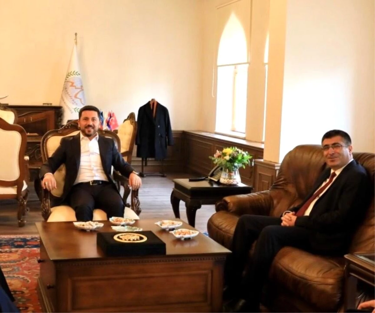 NEVÜ Rektörü Prof. Dr. Aytekin, Belediye Başkanı Rasim Arı\'yı ziyaret etti