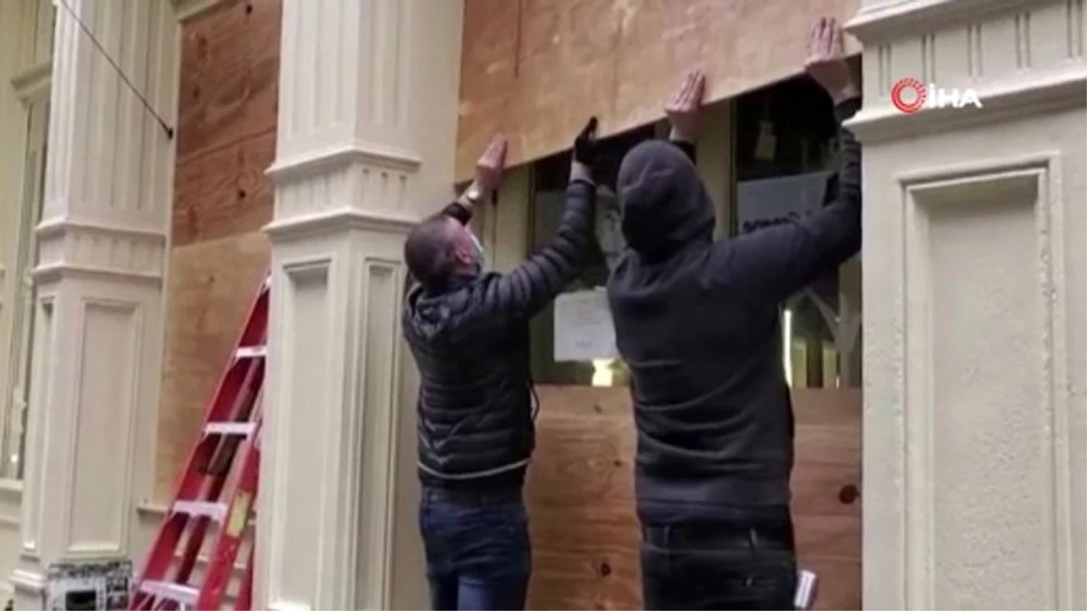 New York\'ta mağaza vitrinleri yağmalamaya karşı tahta plakalarla kapatıldı