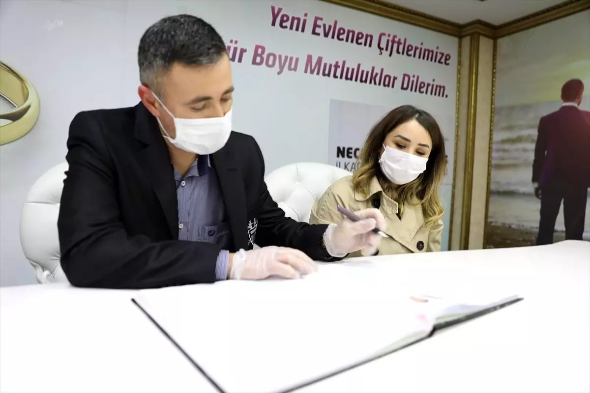 Nikah masasına maske ve eldivenle oturdular