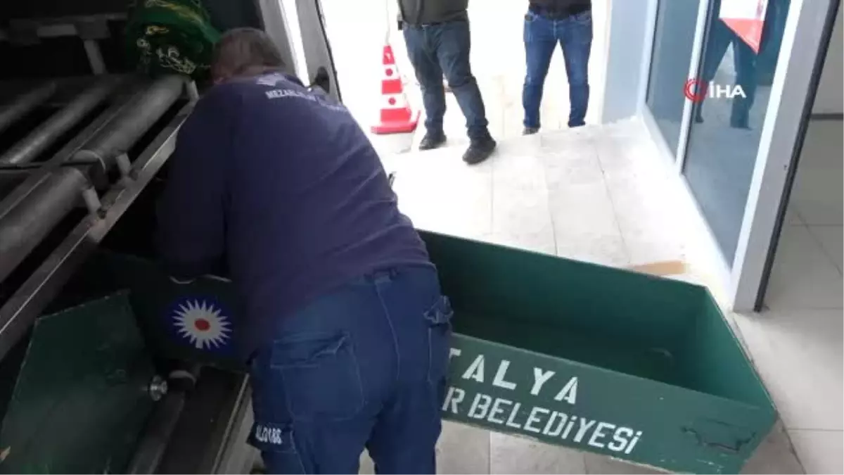 Odasında boğazından silahla vurulmuş halde bulunan genç kızın cenazesini ağabeyi aldı