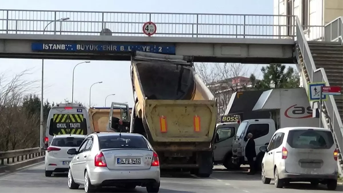 (Özel) Damperi bozuk olan kamyon üstgeçide takıldı