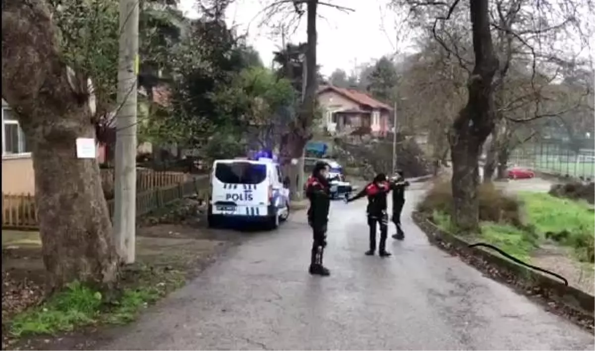 Zonguldak\'ta polis vatandaşlara moral vermek için "Ankara\'nın bağları" şarkısıyla oynadı