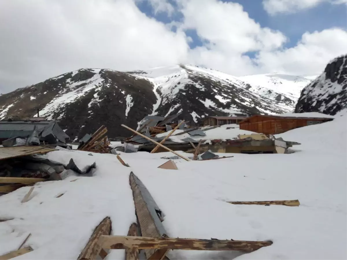 Rize\'de çığ yayla evlerini evlerini yıktı geçti