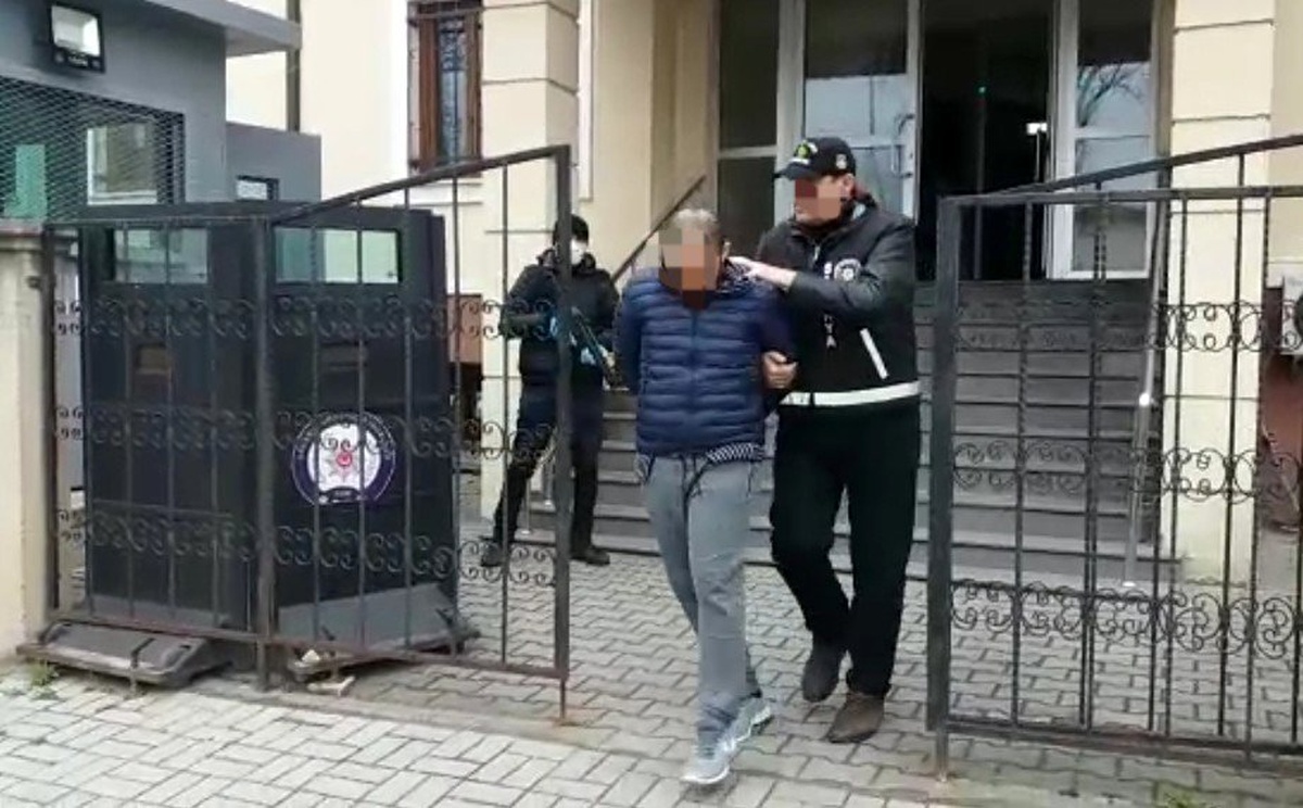 Sakarya\'da 4 farklı iş yerinin camlarını kırarak hırsızlık gerçekleştiren şahıs tutuklandı