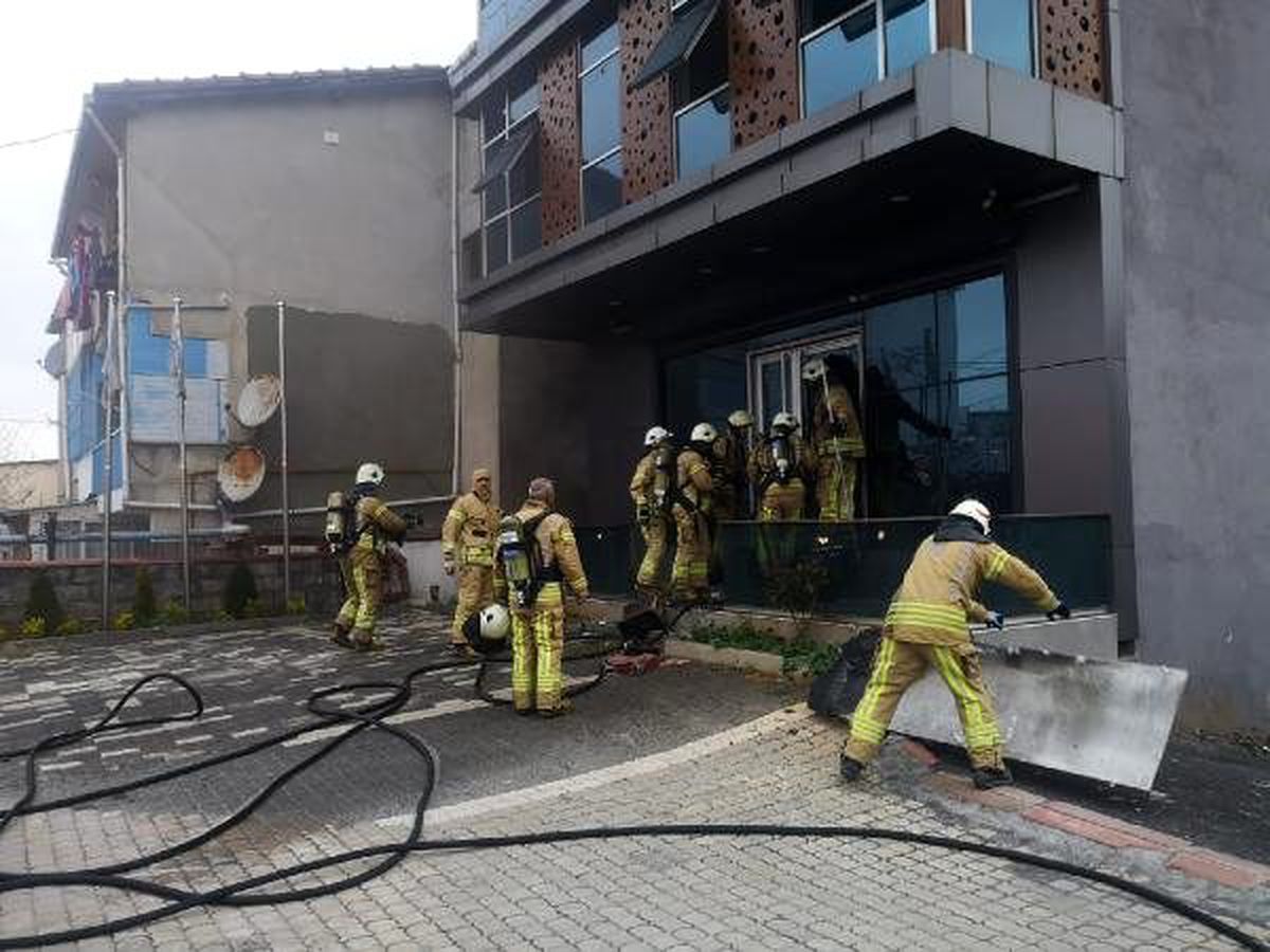 Sancaktepe\'de iş yerindeki yangında 3 kişi dumandan etkilendi