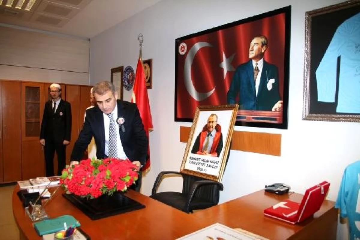 Şehit Savcı Mehmet Selim Kiraz\'ın makam odası ve kabri ziyaret edildi