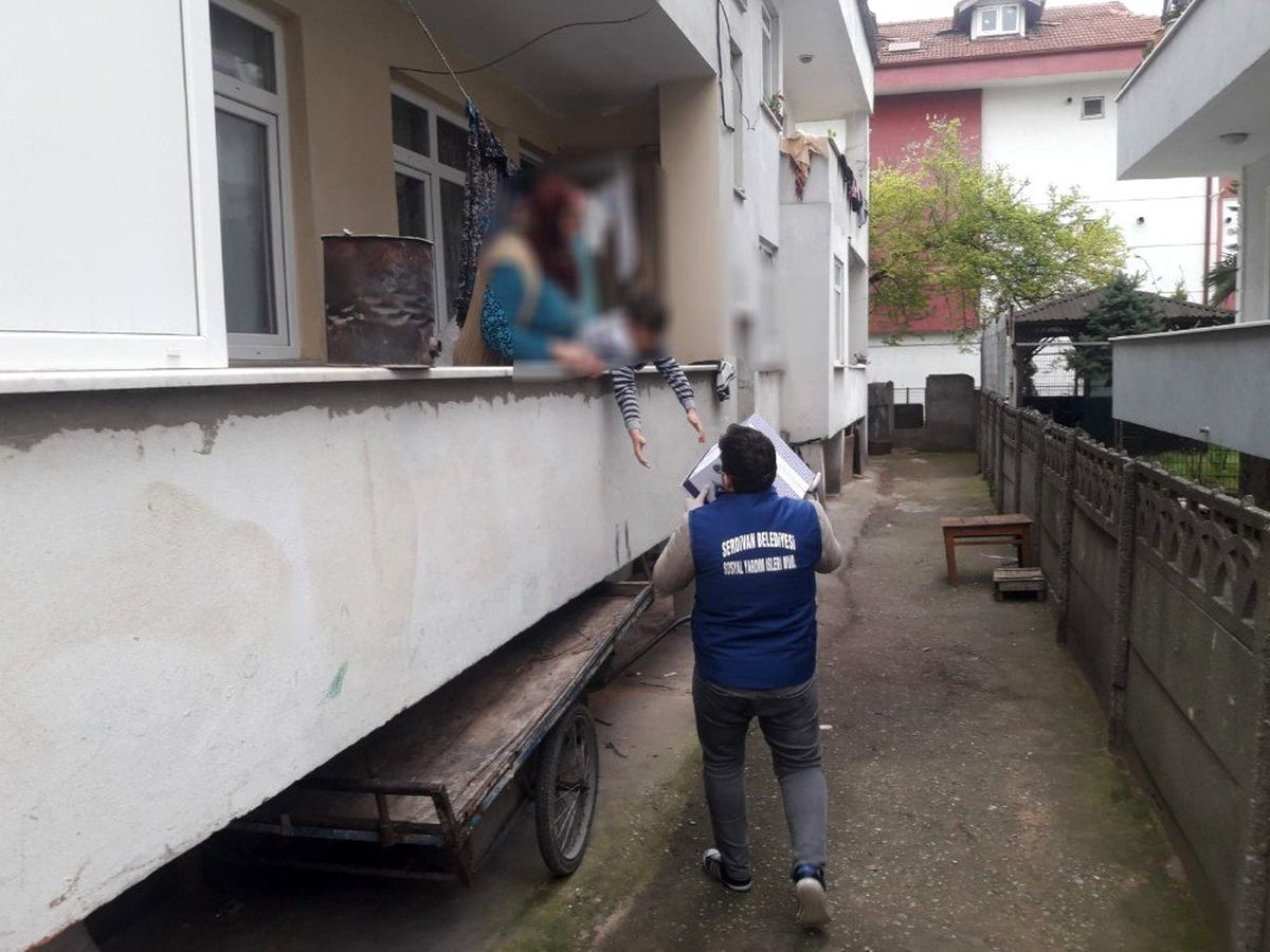 Serdivan Belediyesi\'nden ihtiyaç sahiplerine yardım eli
