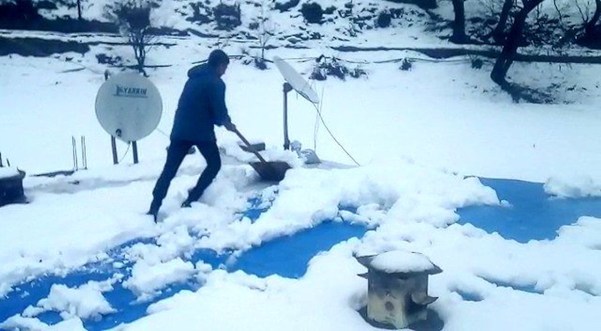 Siirt\'te martın sonunda yağan kar köylüleri şaşırttı