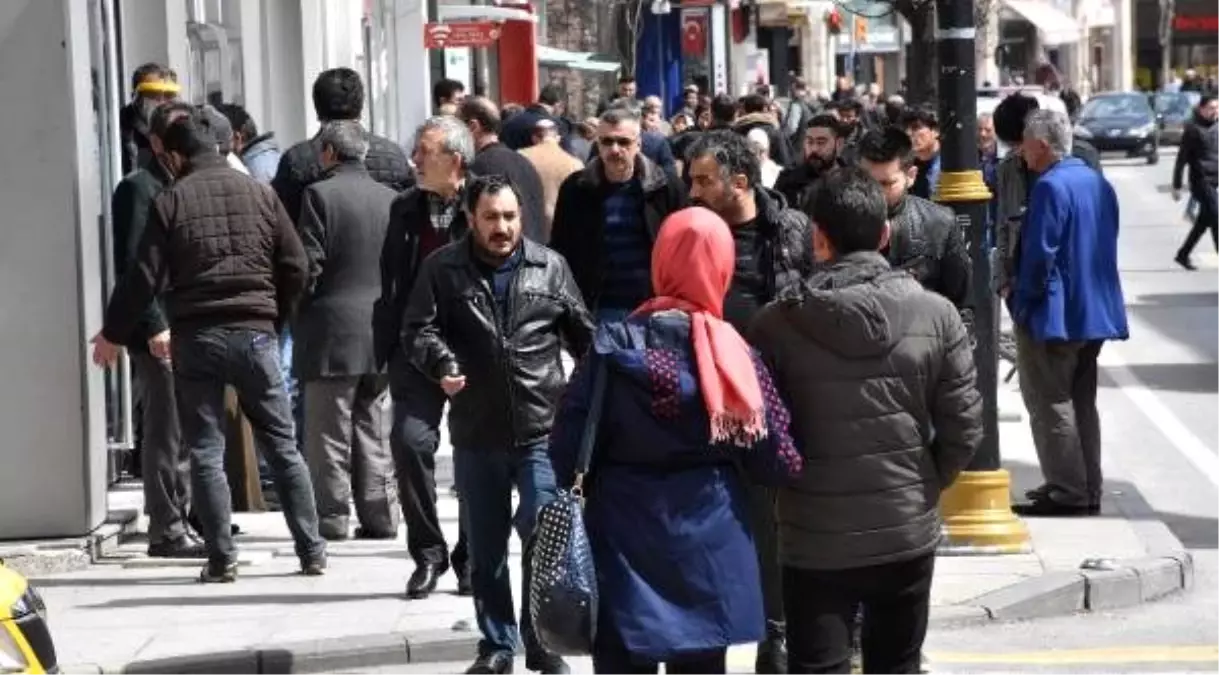 \'Evde Kal\' uyarılarının dikkate alınmadığı Sivas\'ta cadde ve sokaklar dolup taştı