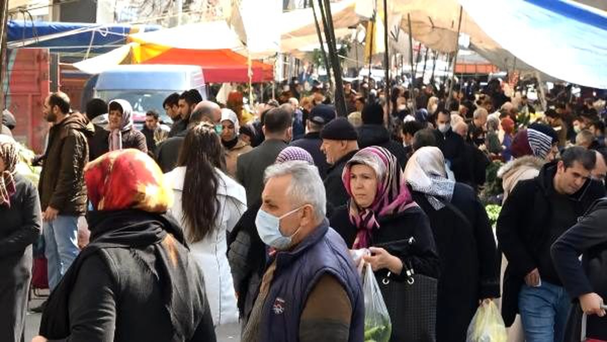 Sultangazi\'de pazar alanlarında dikkat çeken kalabalık