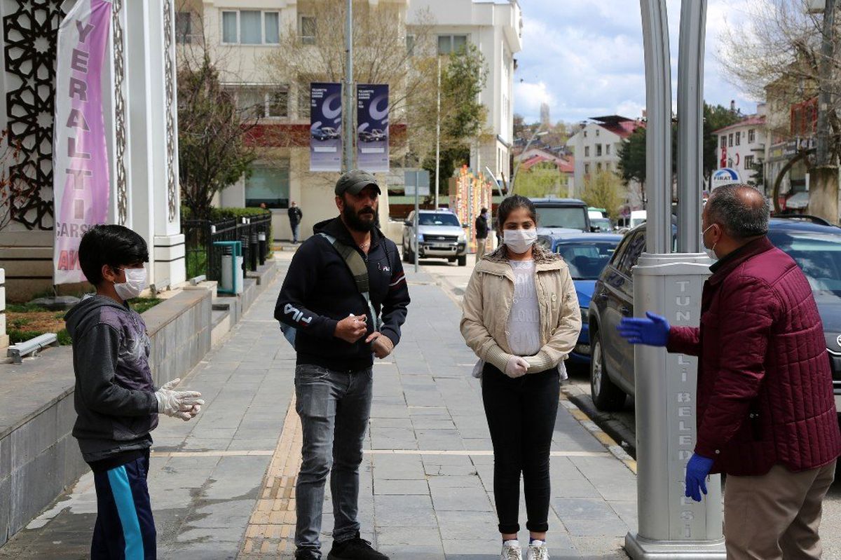 Tunceli\'de vali sokağa çıktı, hem maske dağıttırdı, hem de evde kalın çağrısında bulundu