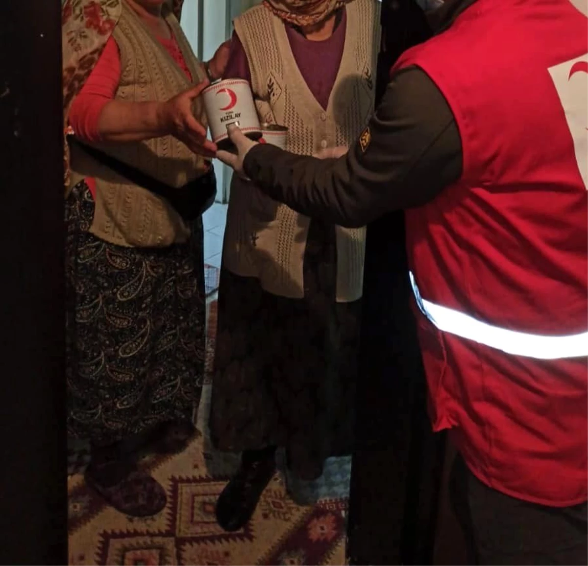Türk Kızılayı\'ndan 65 yaş üstü ailelere gıda yardımı