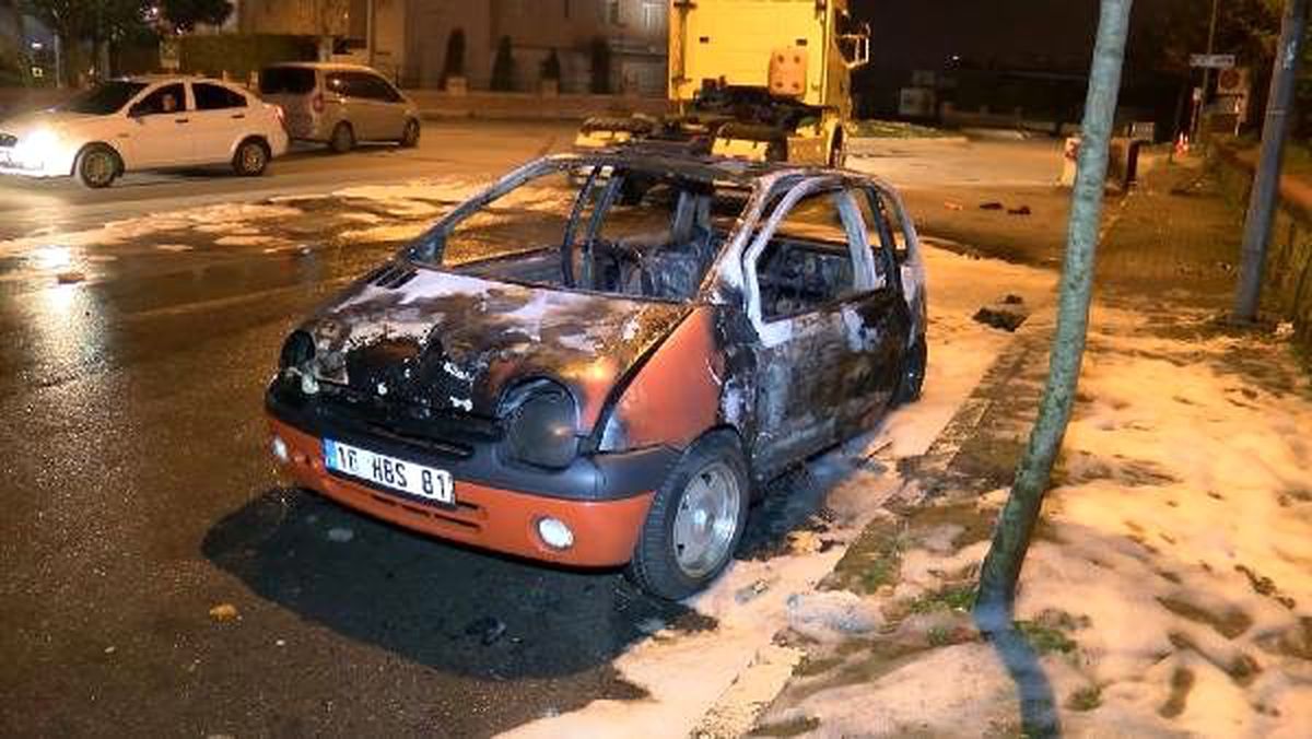 Ümraniye\'de elektrik kontağından alev alan araç hurdaya döndü