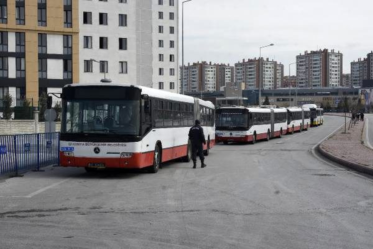 Umre dönüşü karantinaya alınanlardan koronavirüs şüpheliler hastaneye götürüldü