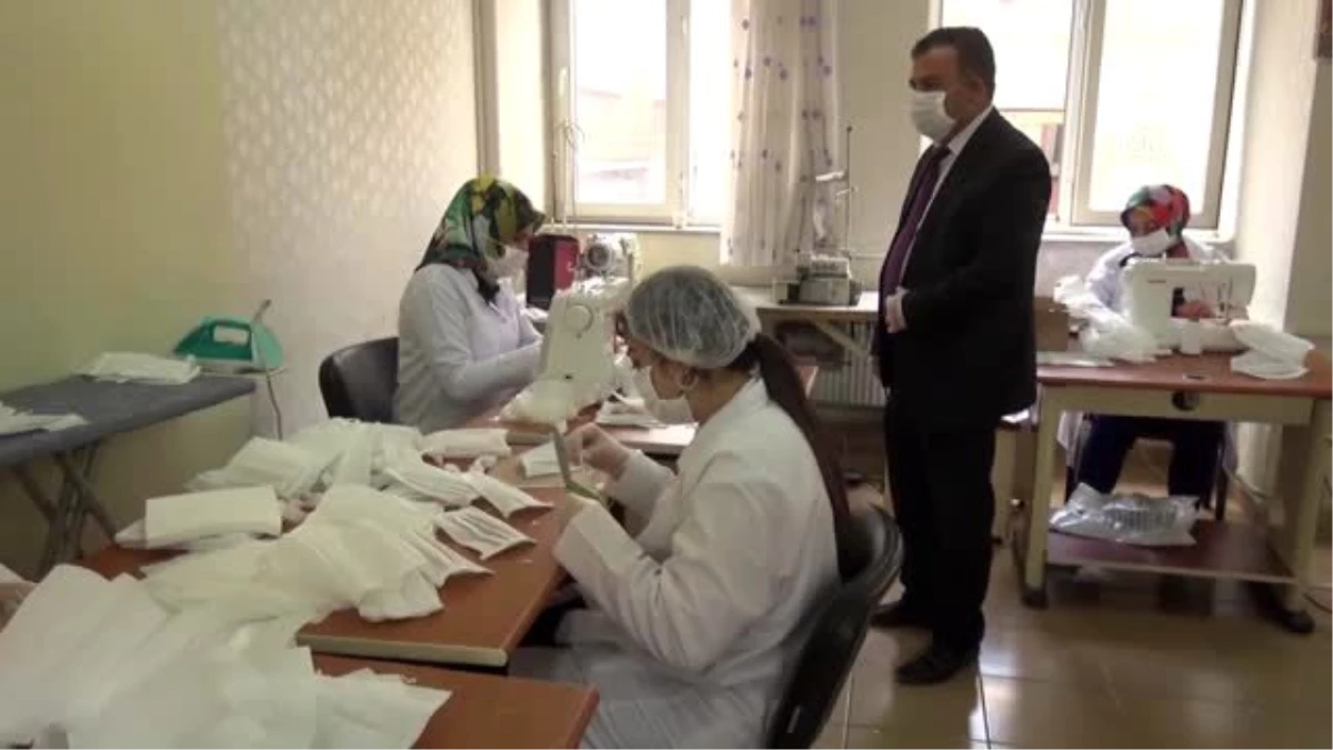 Usta öğreticiler koronavirüse karşı maske üretiyor