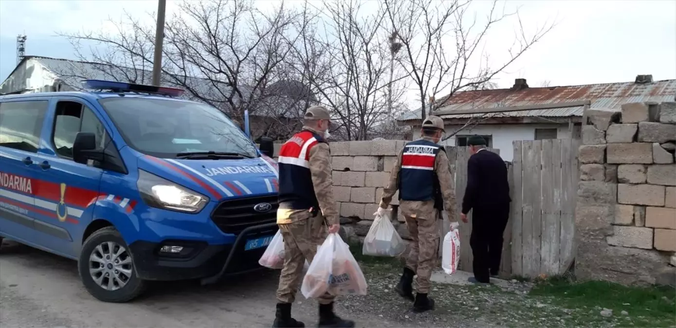 Van\'da yaşlıların ihtiyaçlarını jandarma ulaştırdı