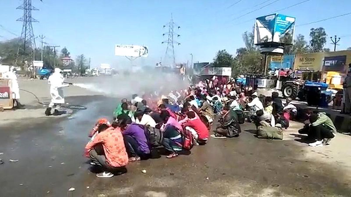 Video | Hindistan\'da işçilerin hortumla dezenfekte edildiği görüntüler tepki topladı