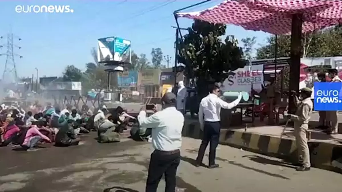 Video | Hindistan\'da işçilerin hortumla dezenfekte edildiği görüntüler tepki topladı