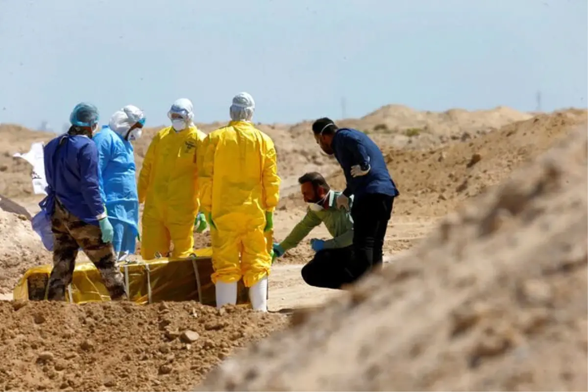 Yakınları, koronavirüse yenik düşen kişinin tabutuna son kez dokundu