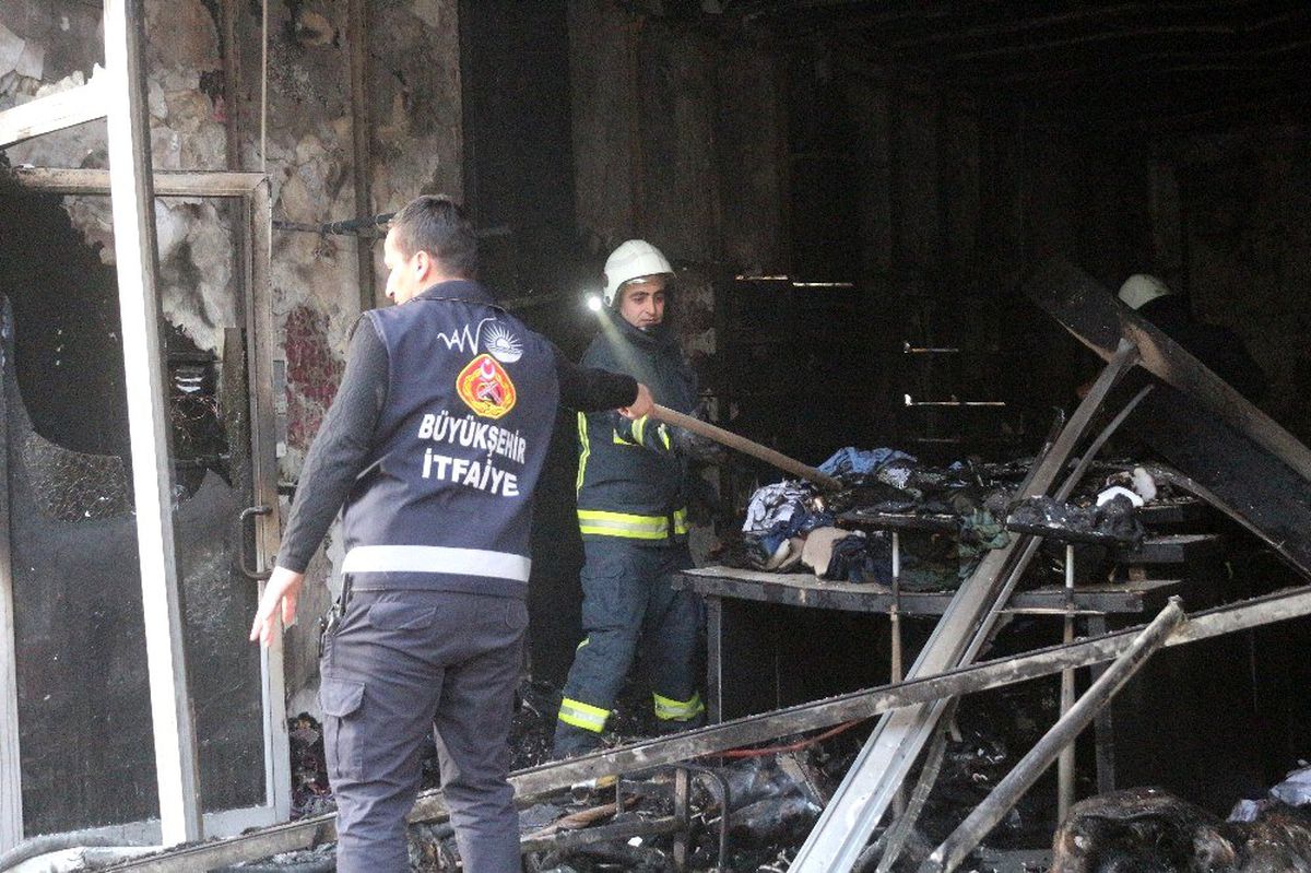 Yanan iş yerinde tekrar dumanların yükselmesi ekipleri alarma geçirdi