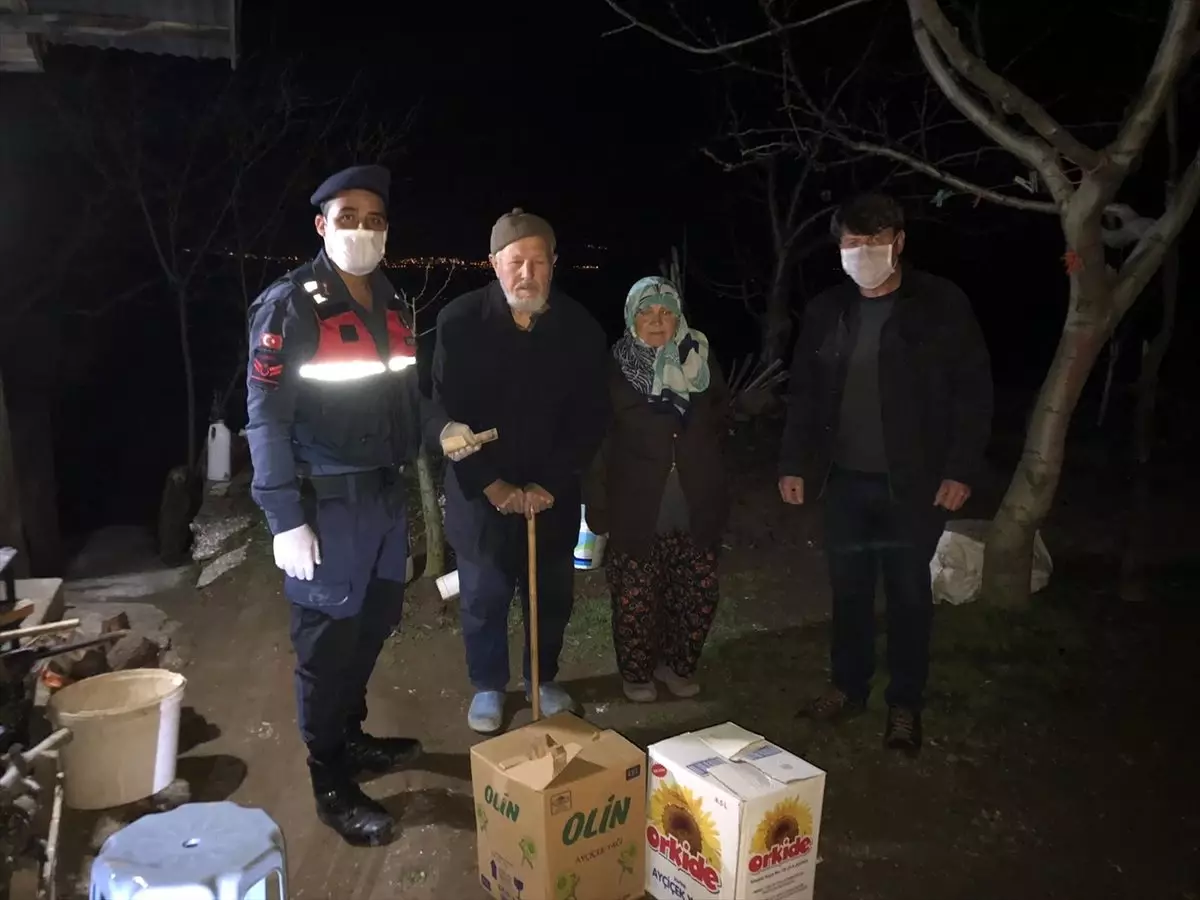 Yaşlı çiftin ihtiyaçlarını bağ evine jandarma ulaştırdı