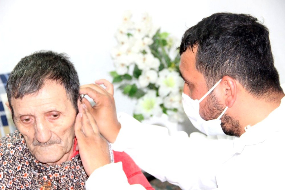 Yaşlılara evlerinde saç ve sakal tıraşı hizmeti