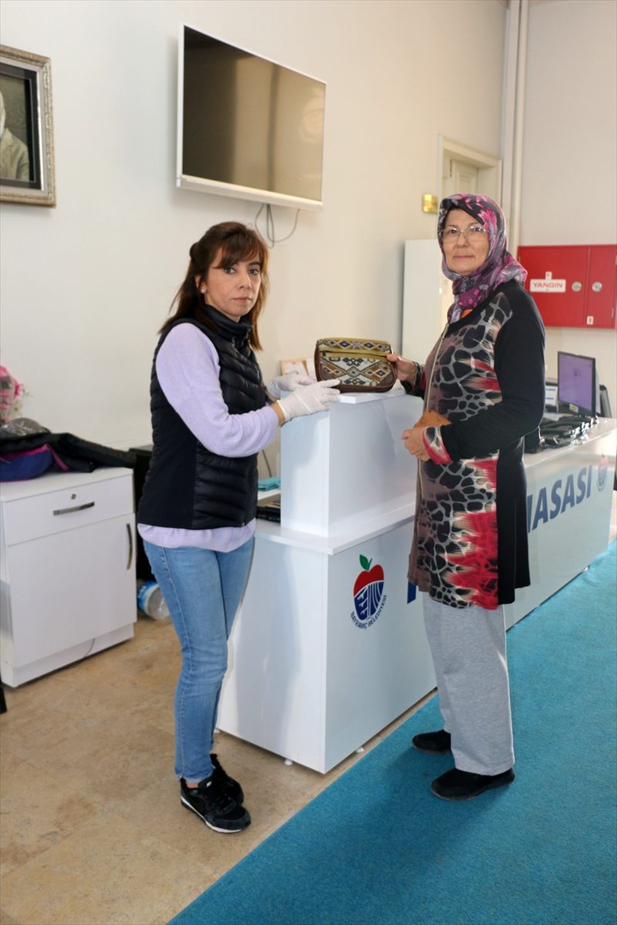 Yolda bulduğu cüzdanı sahibine ulaştırdı