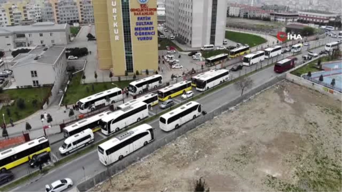Yurtlarda kalan vatandaşları almaya gelen otobüsler uzun kuyruklar oluşturdu