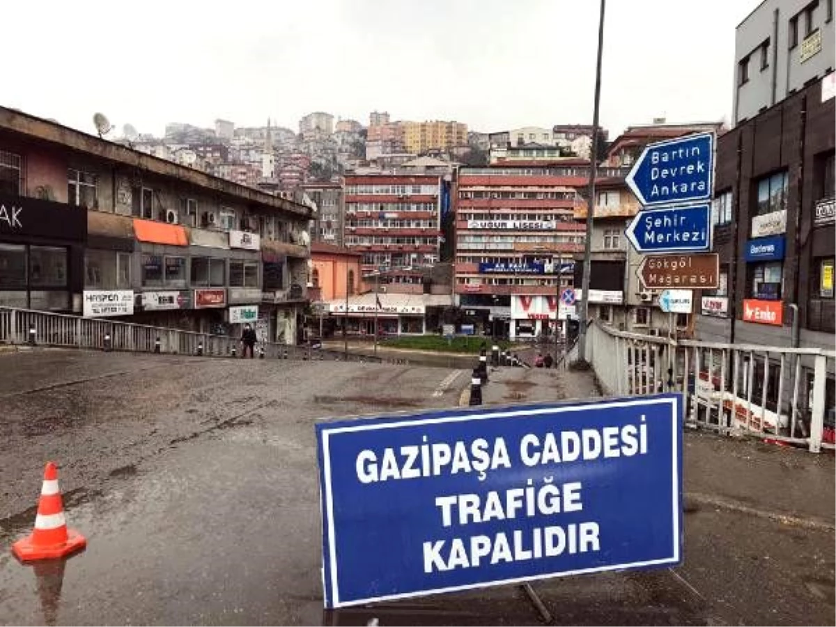 Zonguldak\'ın en işlek caddesi trafiğe kapatıldı