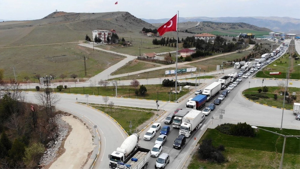 43 ilin geçiş noktasındaki tüm araçlar durduruldu