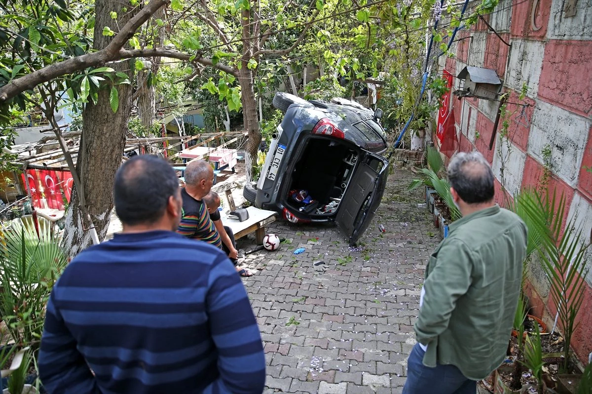 Adana\'da otomobil evin bahçesine devrildi: 2 yaralı