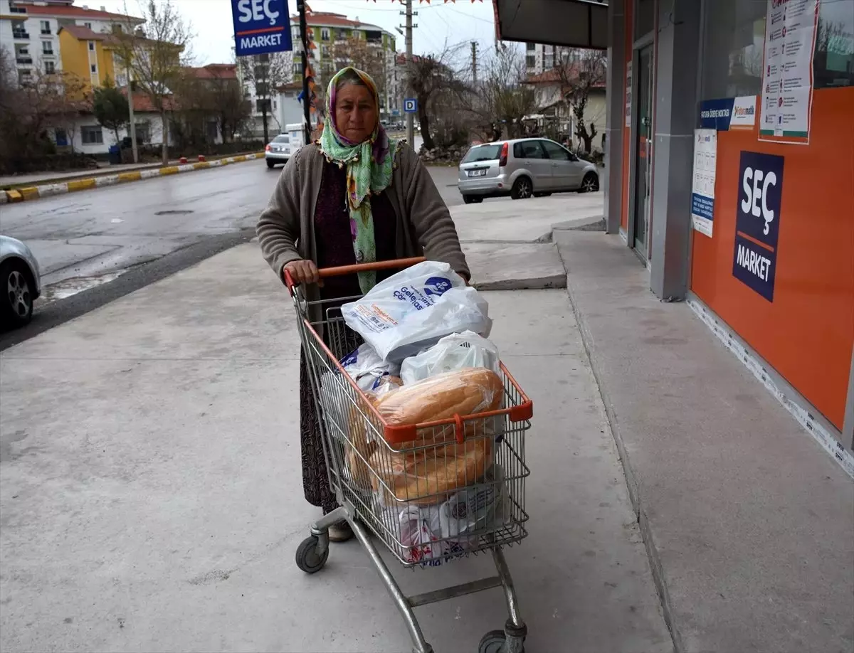 Aksaray\'da çöp konteynerinden malzeme toplayan kadının ihtiyaçlarını polis karşıladı