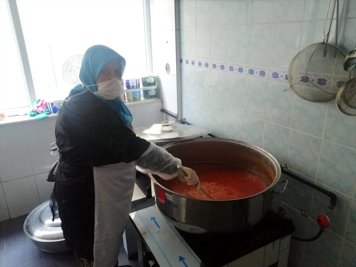 Ayvacık\'ta evde kalan vatandaşlara belediyeden sıcak yemek hizmeti
