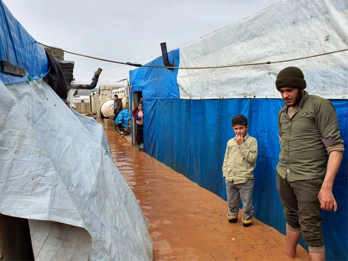 Azez\'de bulunan çadırları su bastı