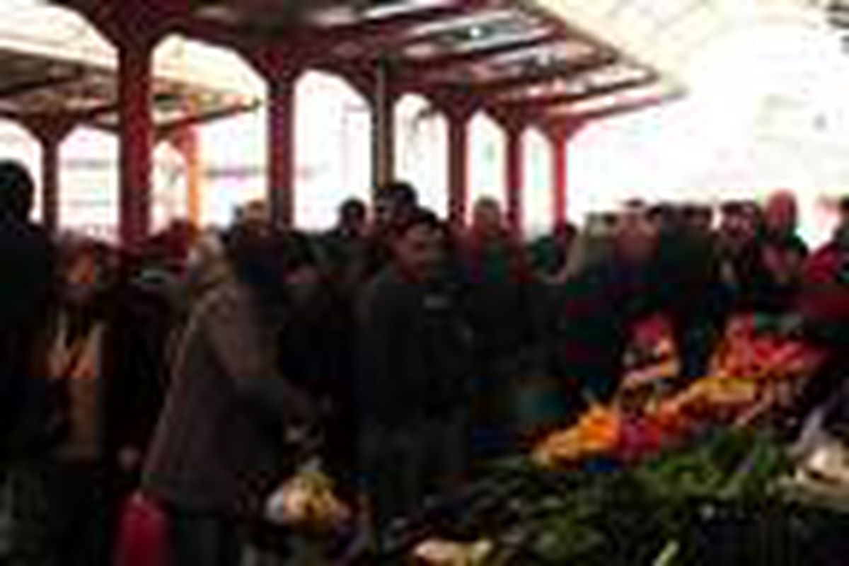 Bayramiç pazarı, koronavirüse rağmen dolup taştı