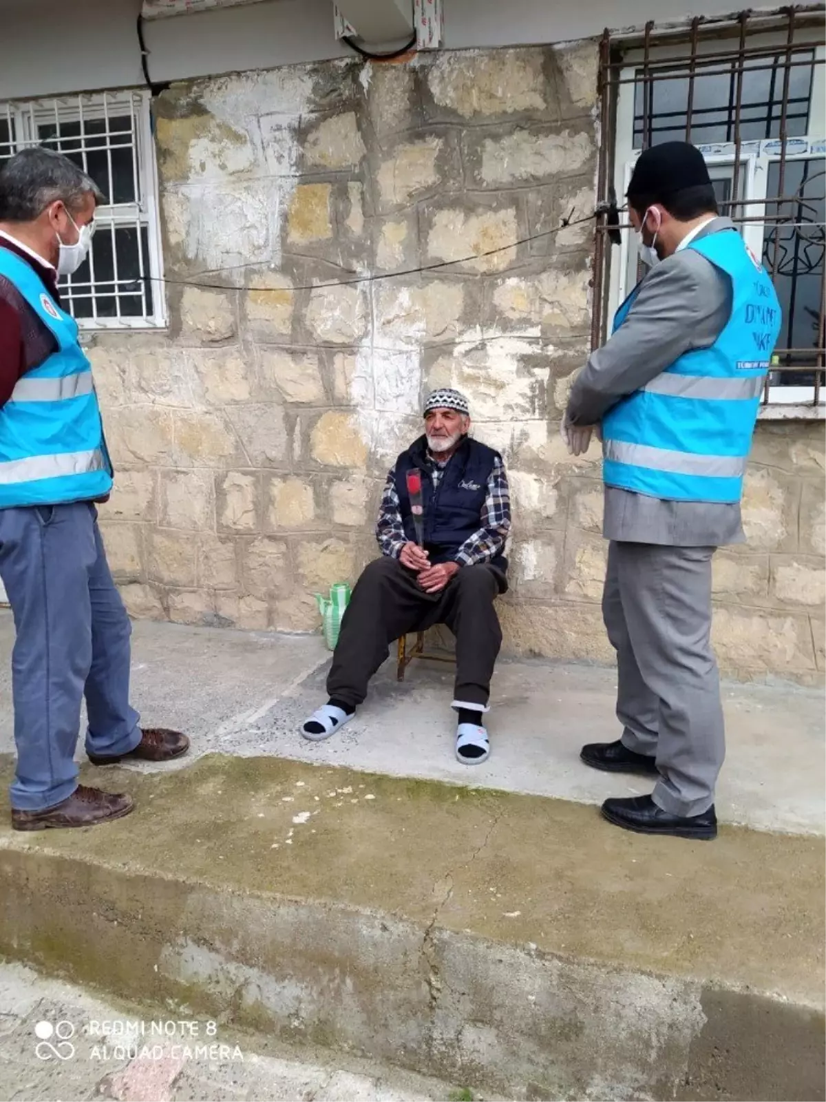 Dicle\'de imamlar yaşlıları ziyaret edip gül dağıttı