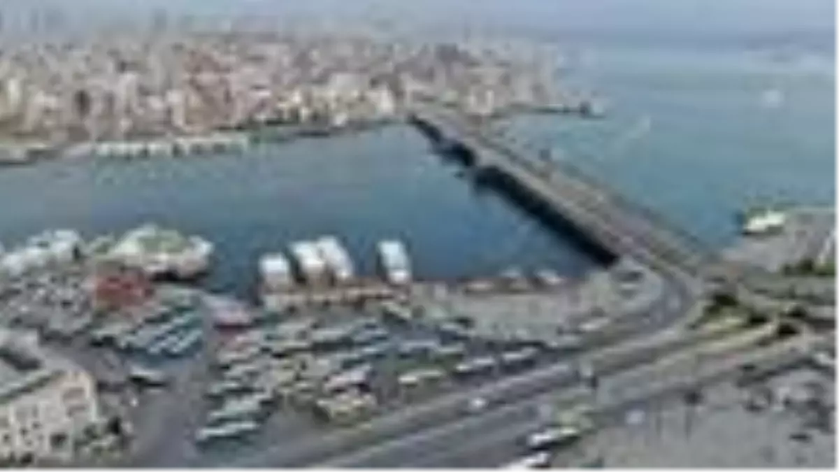 Duraklar, meydanlar boş kaldı...Eminönü ve Karaköy\'de son durum havadan fotoğraflandı