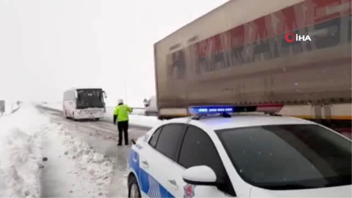 Elazığ\'da kar etkili oldu, polis "Evde kalın" uyarısı yaptı