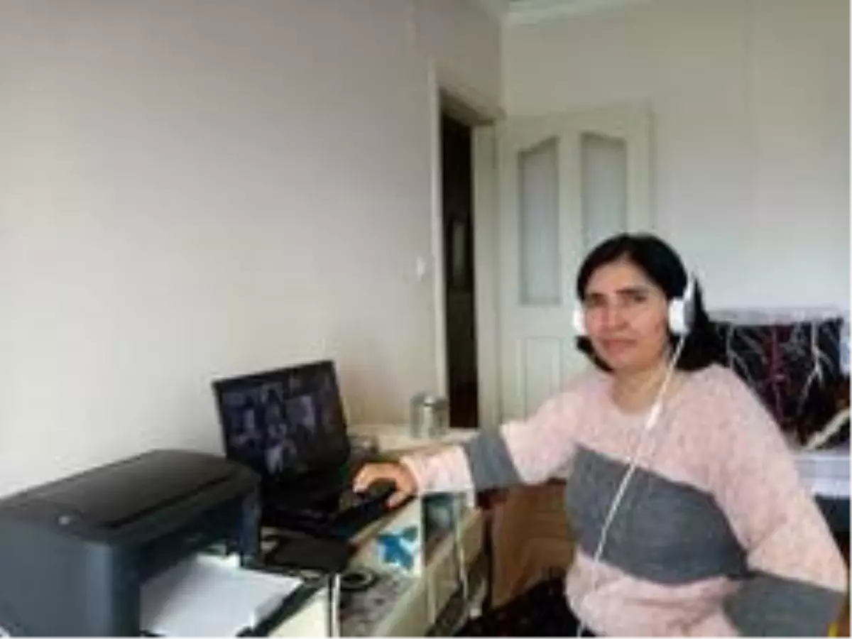 Emine öğretmenden öğrencilerine online eğitim