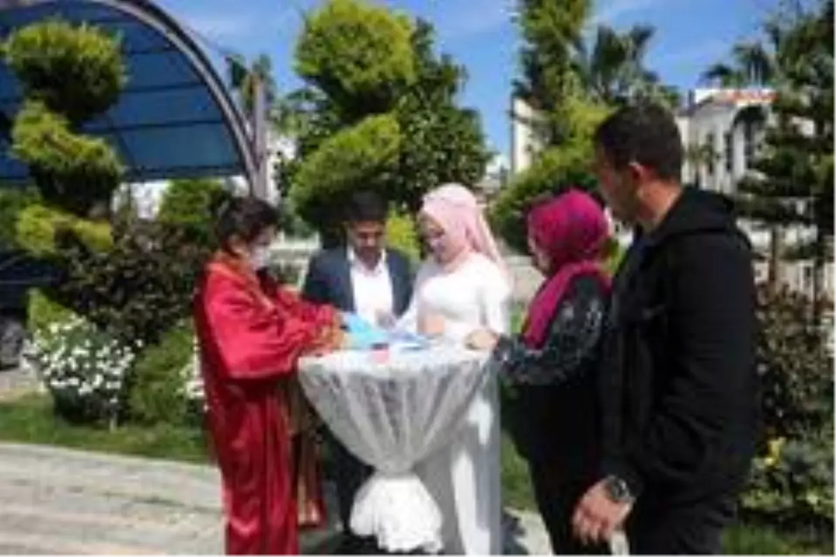 Erdemli\'de havuz başında nikah uygulaması