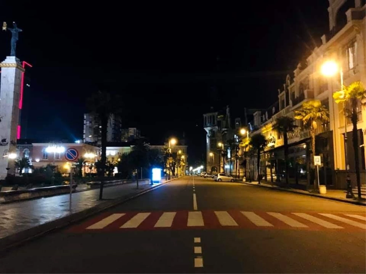 Gürcistan\'da caddeler ve sokaklar boş kaldı