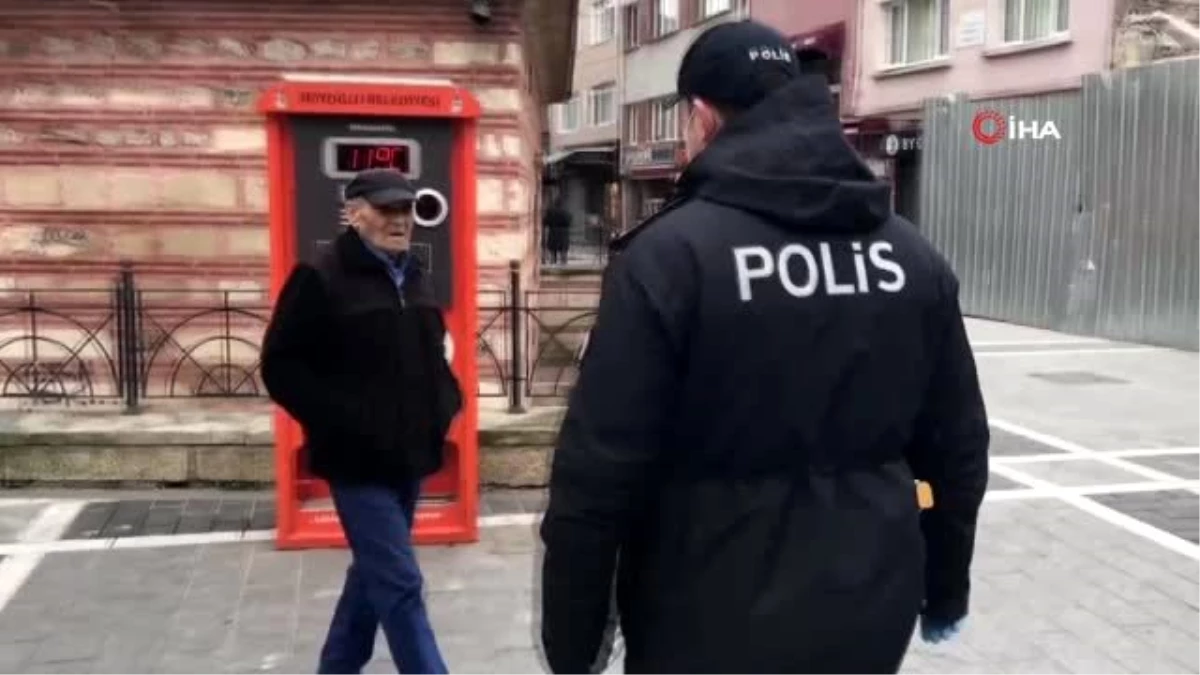 İstanbul\'da sokağa çıkan yaşlıların polisi ikna çalışmaları kamerada