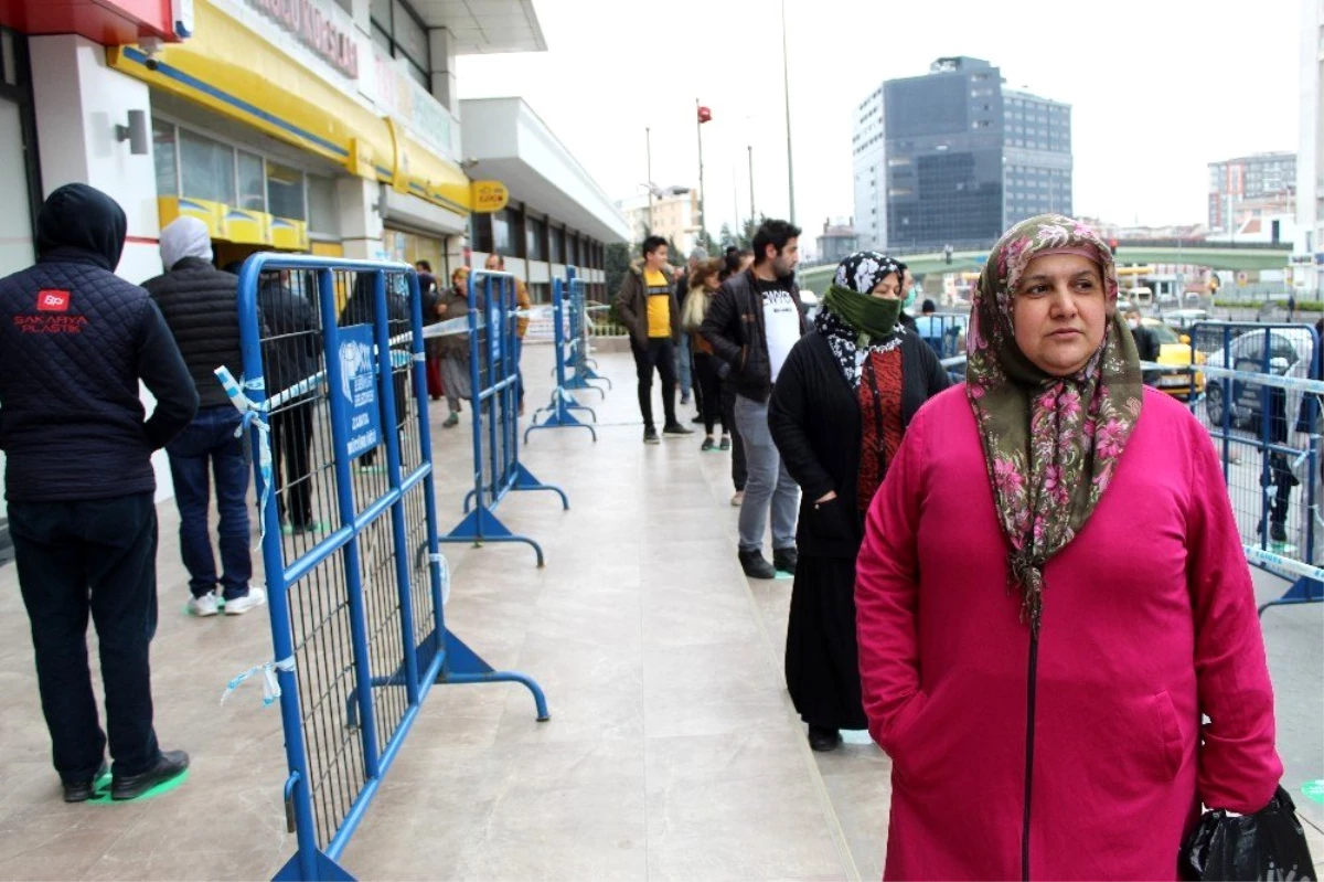 İstanbul\'da vatandaşlar bin TL yardım parasını almaya başladı