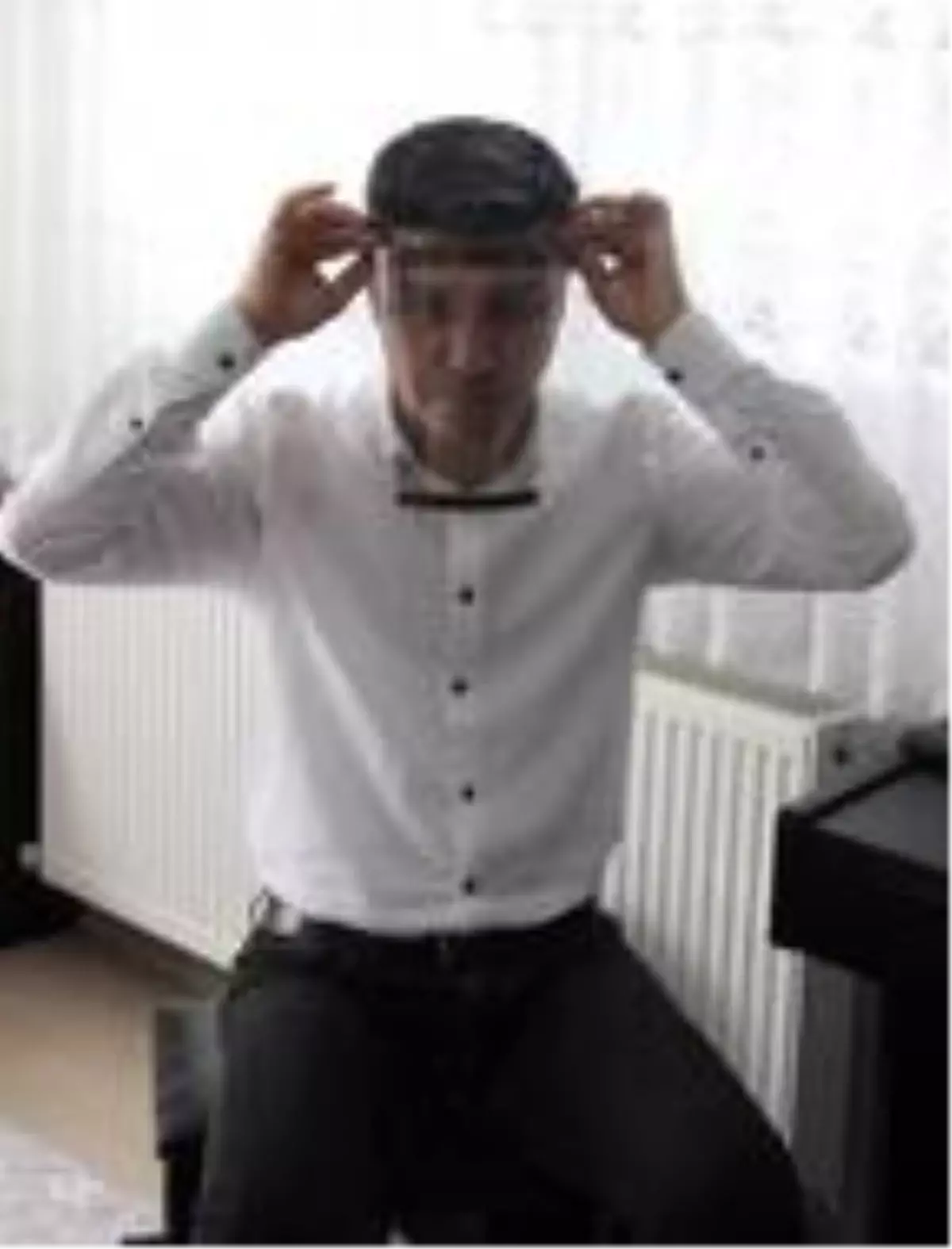 İzmirli öğretmen evinde 3D yazıcı ile siper maske üretiyor