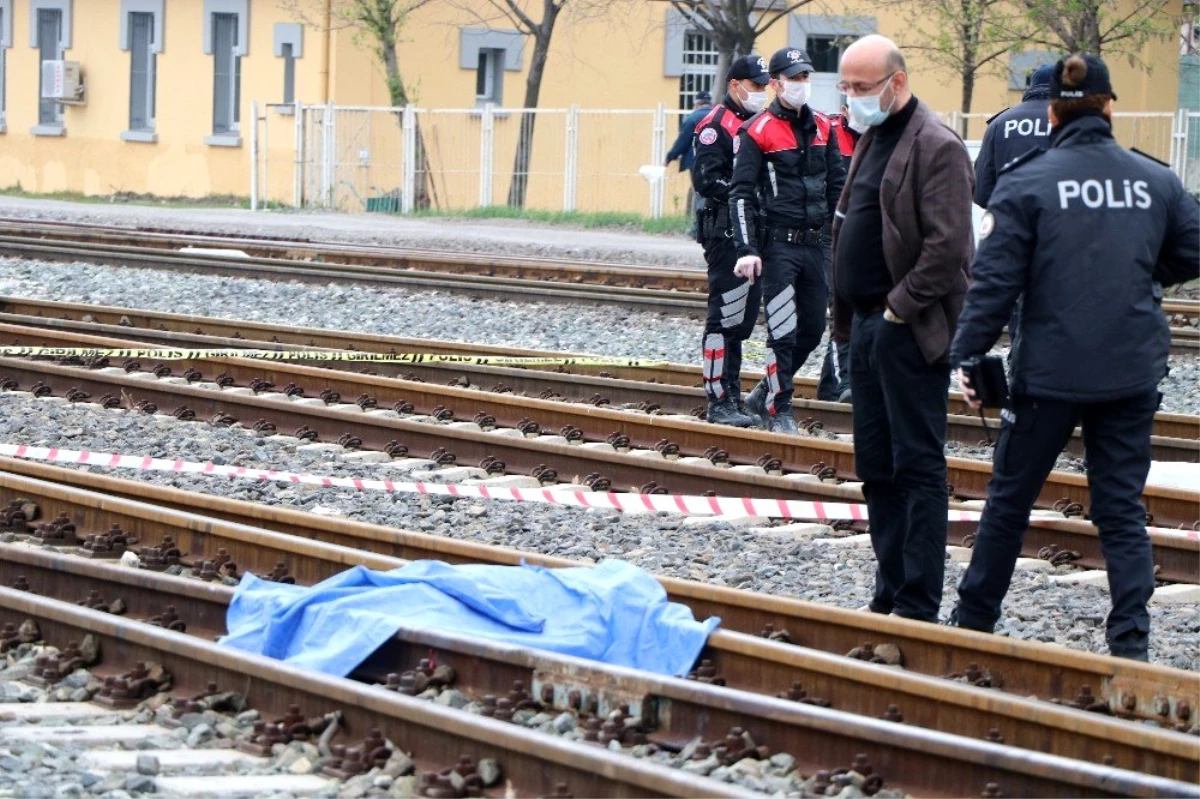 Karşıya geçmeye çalışan kadın; manevra yapan lokomotifin altında kaldı: 1 ölü