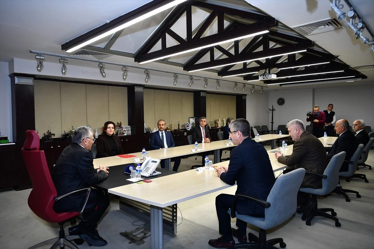 Kayseri Büyükşehir Belediye Başkanı Büyükkılıç, siyasi parti il başkanlarıyla bir araya geldi