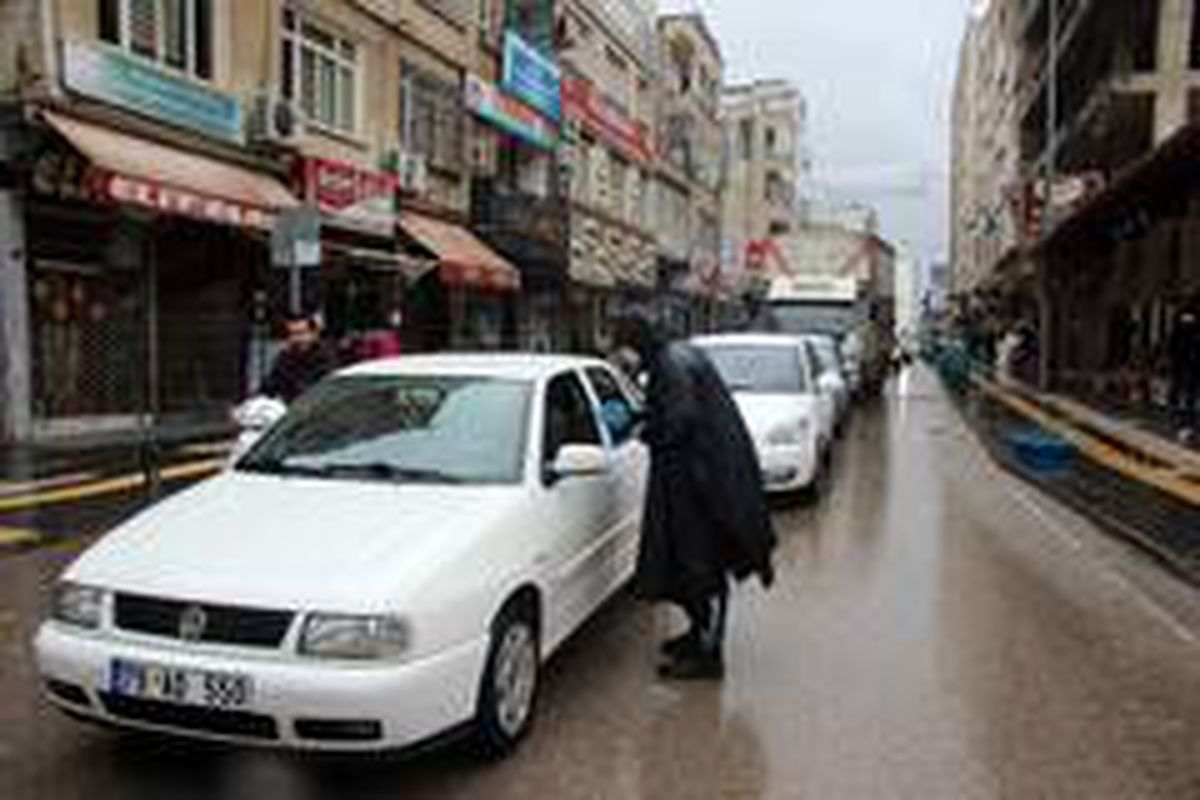 Kilis\'te sağanak yağış bile vatandaşı evinde tutamadı